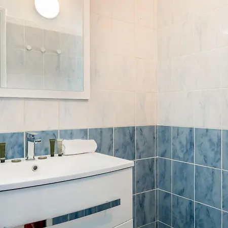 Charming 2br With Splendid Seaview - - Welkeys Apartment